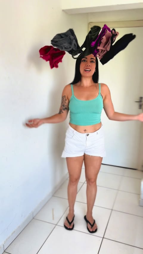 Instagram post by @lainelimaaaa for Mercado Livre. Caption reads: Kit Cropped Alcinha Malha Canelada Blusinha Croped....