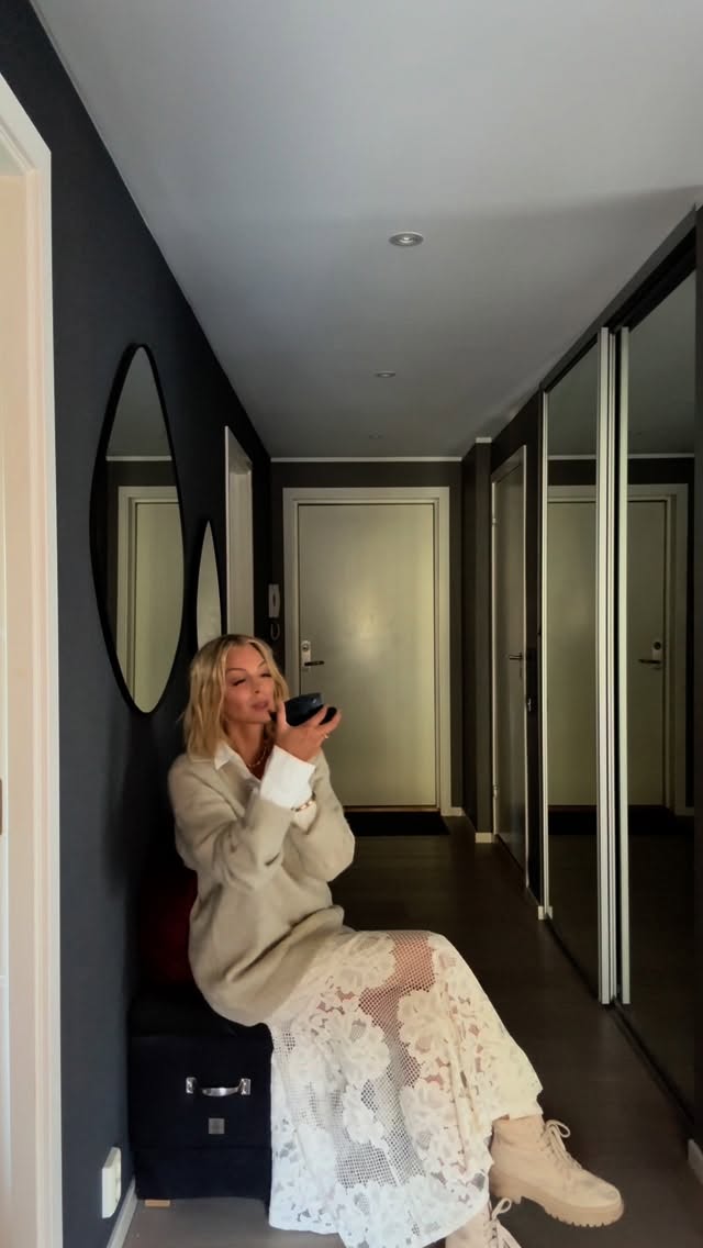 Instagram post by @kathrinesorland for Lindex. Caption reads: Reklame/ 

Blonder+strikk= Cozy&chic 🤍 
Eeelsker....