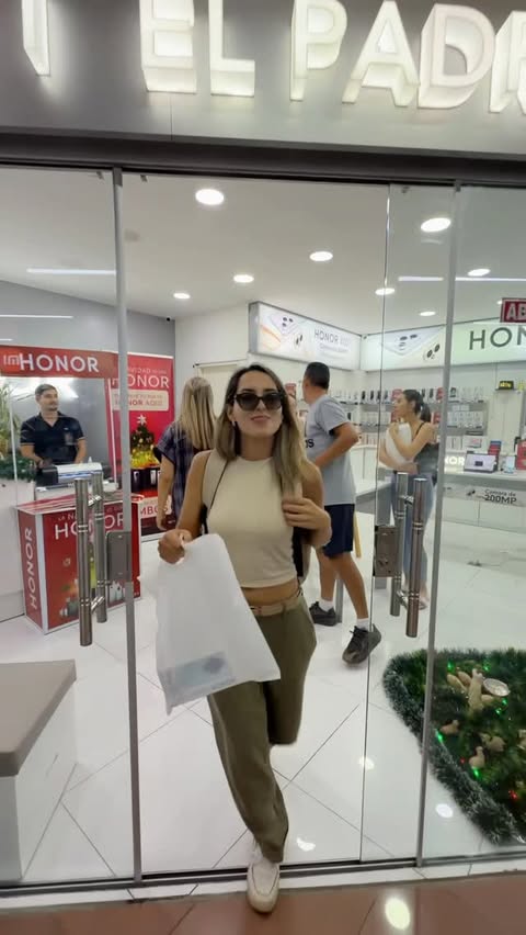 Instagram post by @laclauoficial for Honor. Caption reads: El regalo perfecto junto a @honor.bolivia....