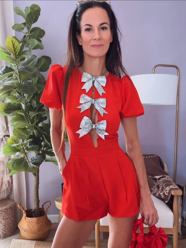 Instagram post by an influencer for VICI COLLECTION. Caption reads: [...] #ShopVICI #VICICollection #HolidayReady....