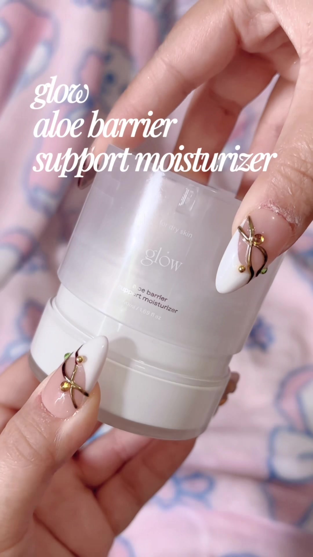TikTok post by @lazymxchi for Glow Is Here. Caption reads: [...] stylekorean: LIVLUV327 - @glow @글로우....
