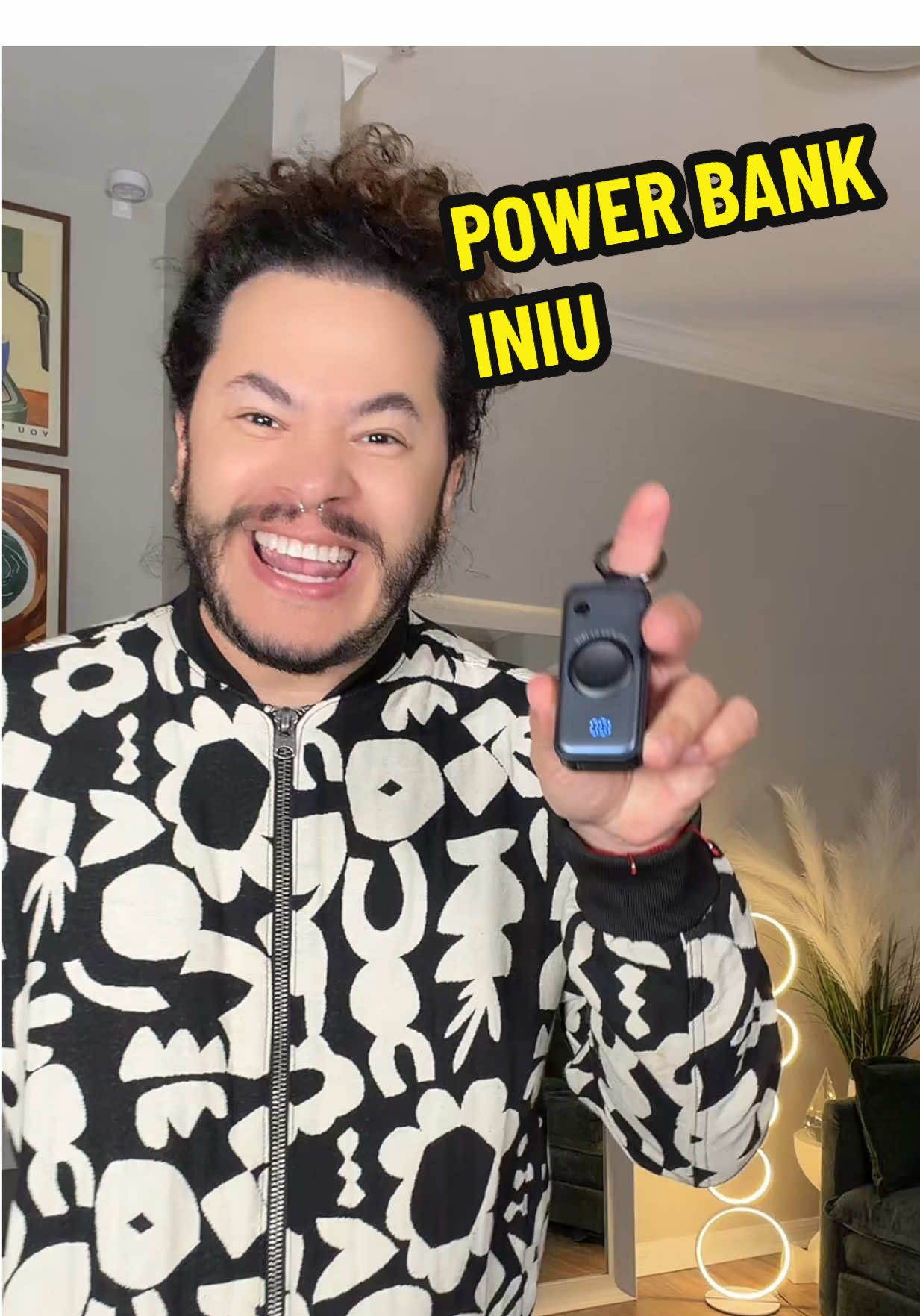 TikTok post by @joelslime for INIU. Caption reads: Power Bank de @INIU_official siempre innovando....