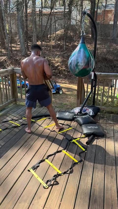 Instagram post by @performanceready for Everlast. Caption reads: If your feet are out of position, your punches....