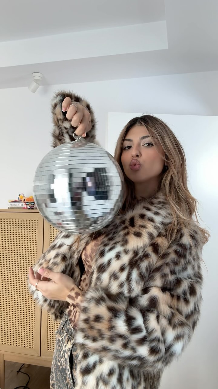 Instagram post by @irinassw for Vinted. Caption reads: 🪩Am făcut curat în dulap și guess what? 🤭 Am....