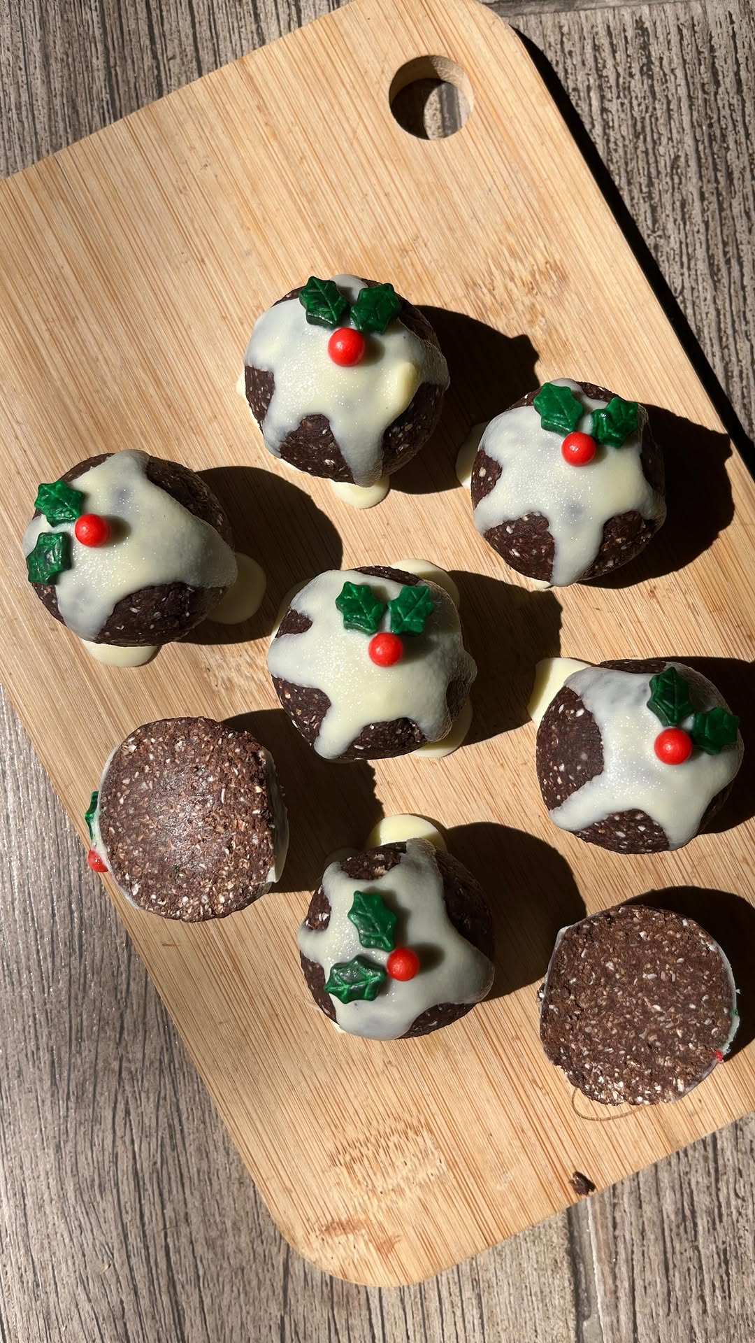 Instagram post by @regs_healthy_eats for Protein World. Caption reads: RECIPE / RECETA⬇️
Chocolate Christmas pudding....