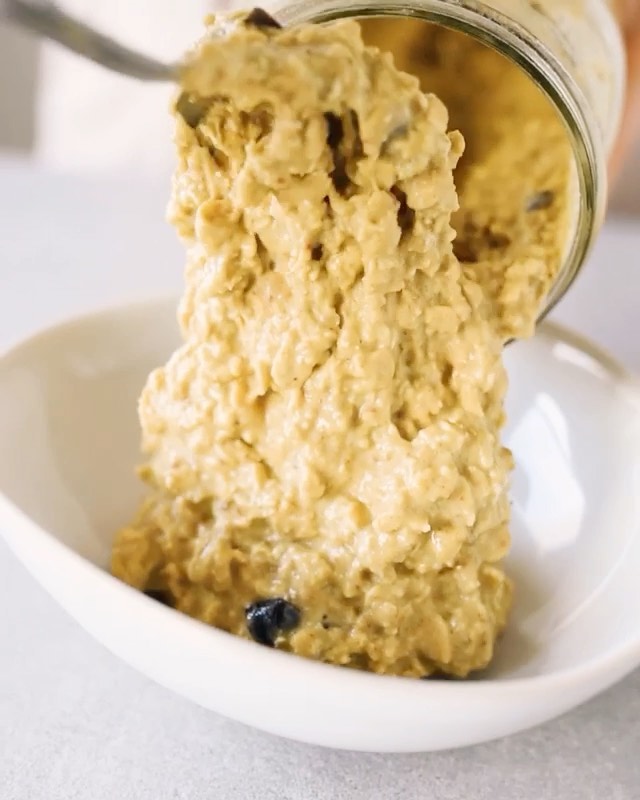 Instagram post by @fivesechealth for Vivo Life. Caption reads: [...] 😋 Recipe: 1/2 cup rolled oats 1 scoop....