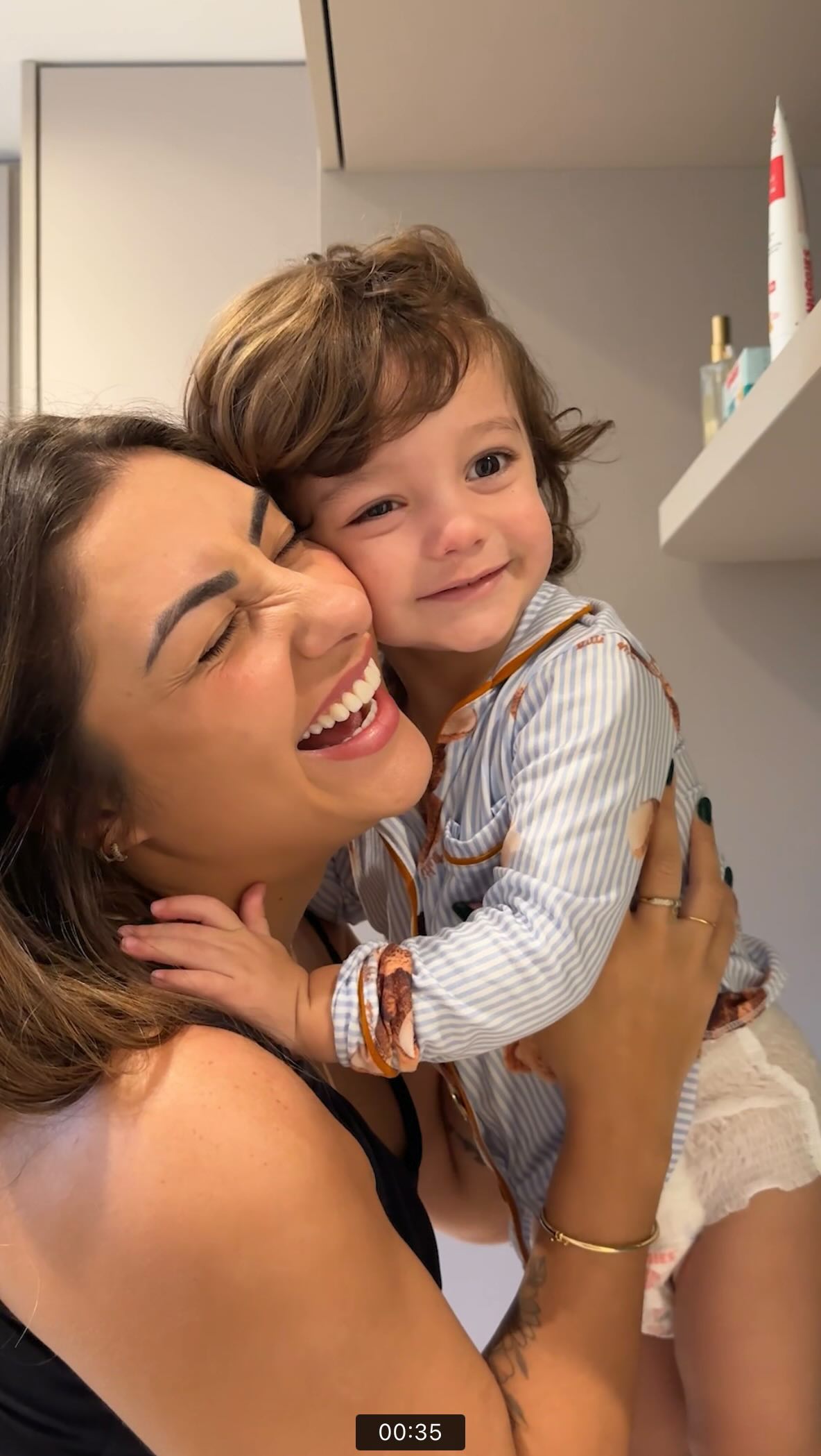 Instagram post by @leticiastuchi for Huggies. Caption reads: Não o importa o acessório, tem que estar....