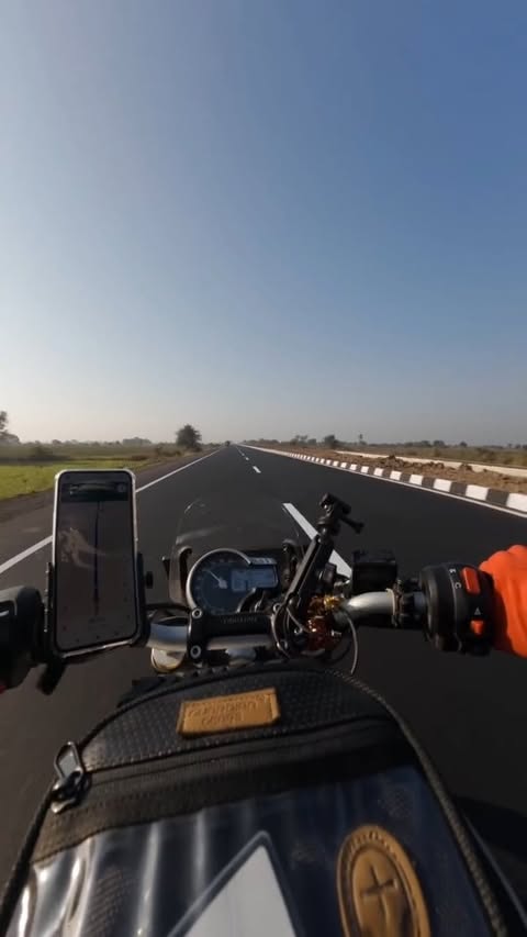 Instagram post by @triumphchepassione for Triumph Motorcycles. Caption reads: [...] #viaterra #FullThrottle #Speed400....