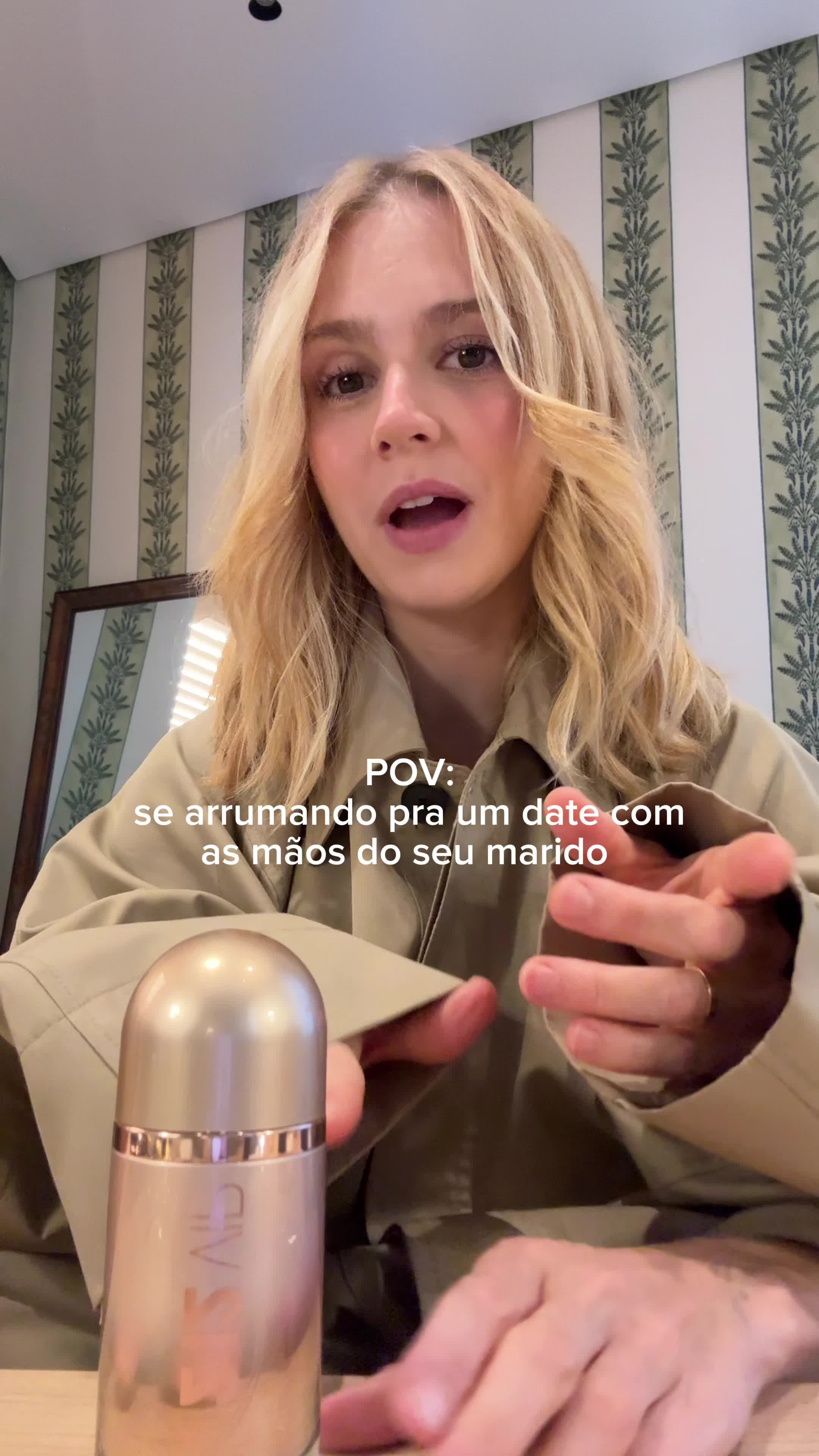 TikTok post by @isascherer for Carolina Herrera. Caption reads: pelo menos sai cheirosa 😌 @Carolina Herrera .
