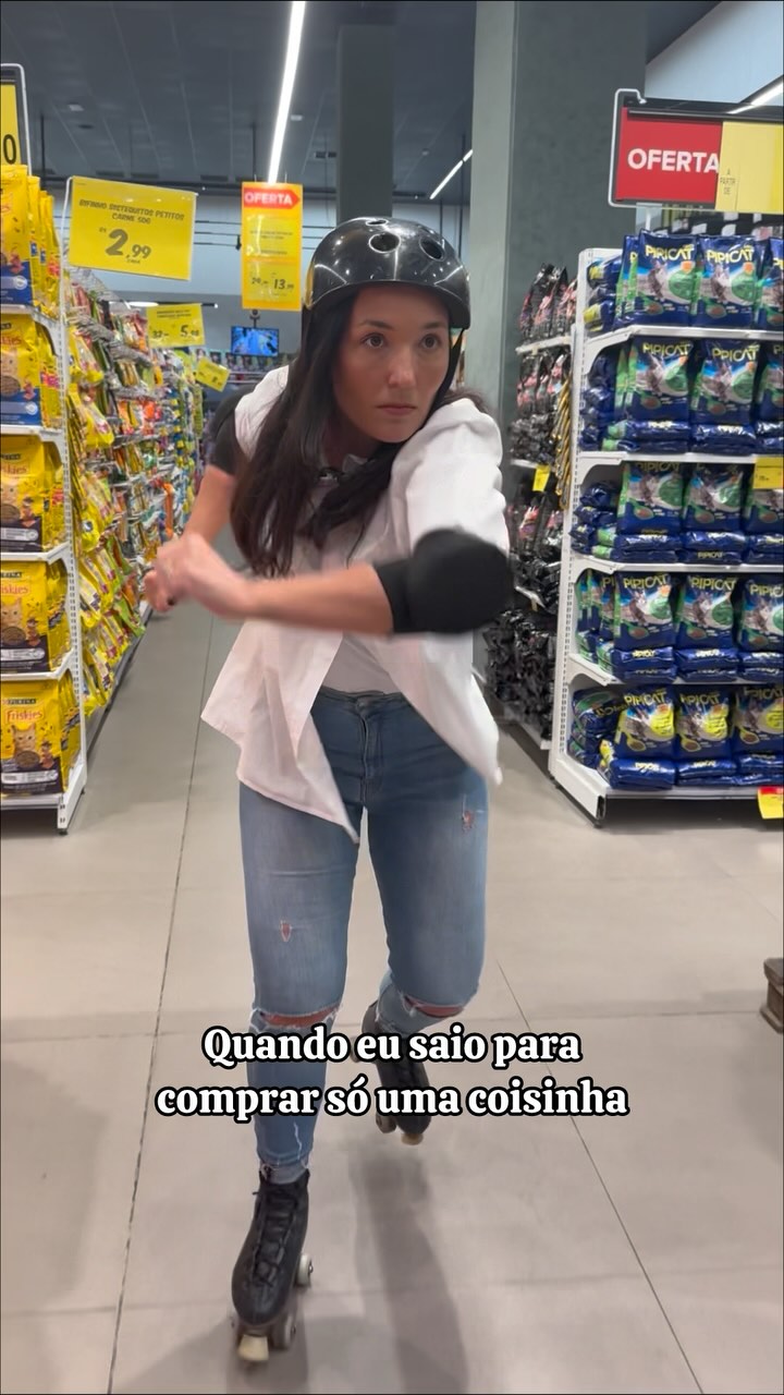 Instagram post by @bianapolitano for Carrefour. Caption reads: Alguém mais vai ao supermercado comprar só uma....