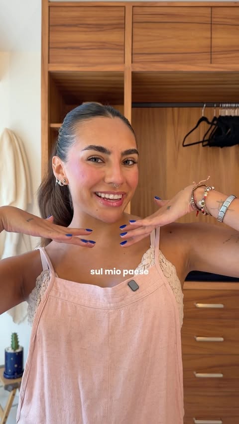 Instagram post by @camii_celis for Clinique Italia. Caption reads: [...] domande sul Messico🇲🇽❤️‍🔥 tinta....