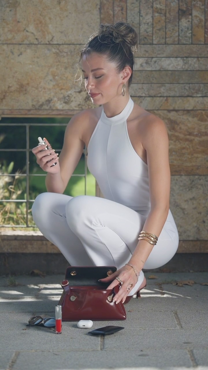 Instagram post by @esrakochaan for Nivea. Caption reads: NIVEA Skin Glow Anında Aydınlatıcı Serum ile bir....