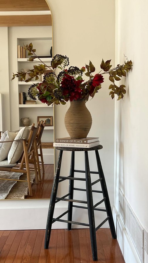 Instagram post by @jennachristianblog for Afloral. Caption reads: [...] some color to our home with @afloral 😍....