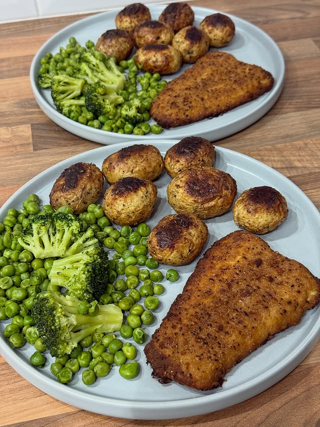 Instagram post by @mo_sw_diamond_target_member for Slimming World. Caption reads: FISH FRIDAY

I love this fish it’s well worth the....