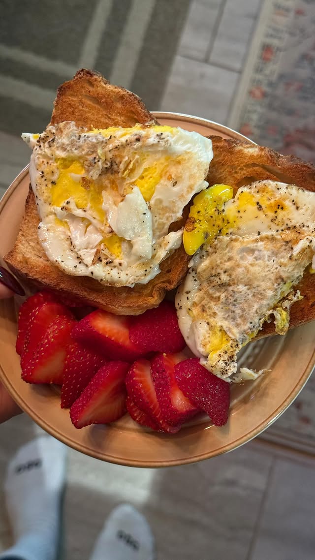 Instagram post by @ellie_teale for RXBAR. Caption reads: What I eat in a day 🥡 the Thai omg I love it so....