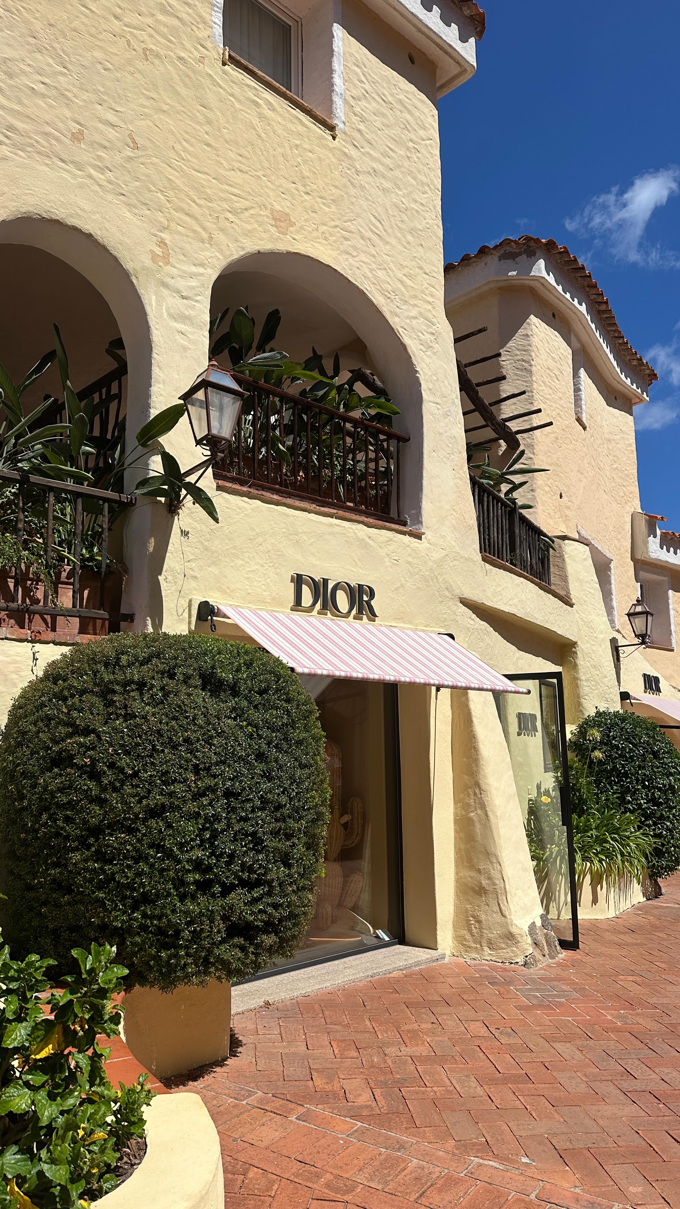 Instagram post by @regina.makh for Avène. Caption reads: Date night checklist: confidence ✔️ glow ✔️ @avene....