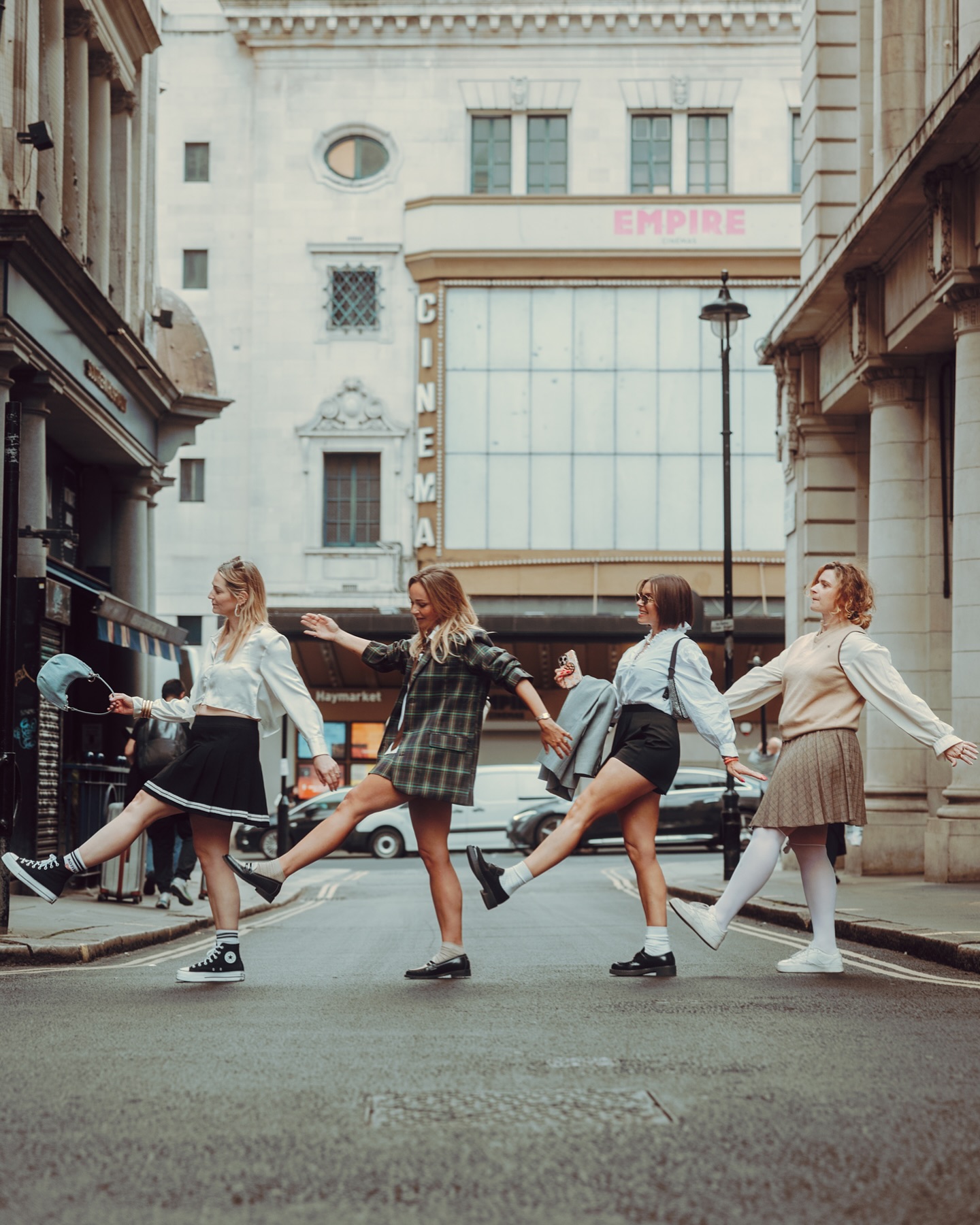 Instagram post by @lamoinsbonnedetescopines for Cheerz. Caption reads: Elles ont marché sur Abbey Road et sur bien des....