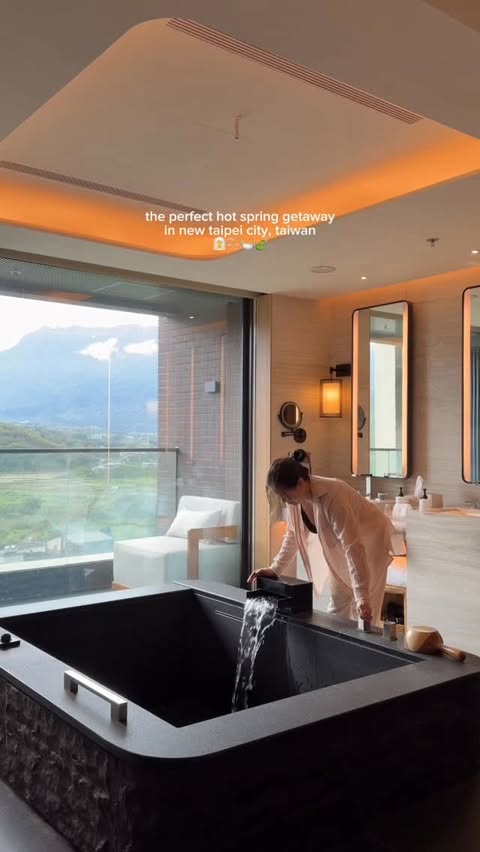 Instagram post by @lisahuhome for Joolz. Caption reads: [...] spring tubs 🤩🛀🏻 we’ve been using the....