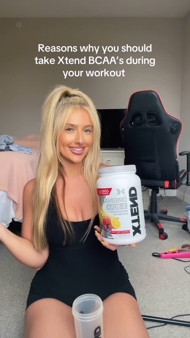 Instagram post by @arisbellav_ for Cellucor. Caption reads: [...] your workout 💪🏼 @xtend @c4energy @cellucor....