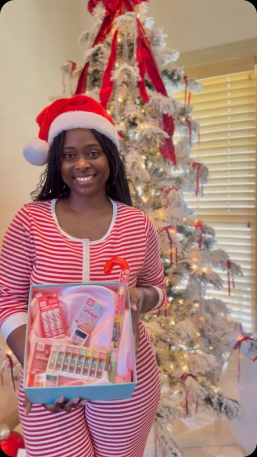 Instagram post by @ellemcclellan for Eco Lips. Caption reads: 🎄Stocking stuffer ready with @ecolips !!!💋

So....