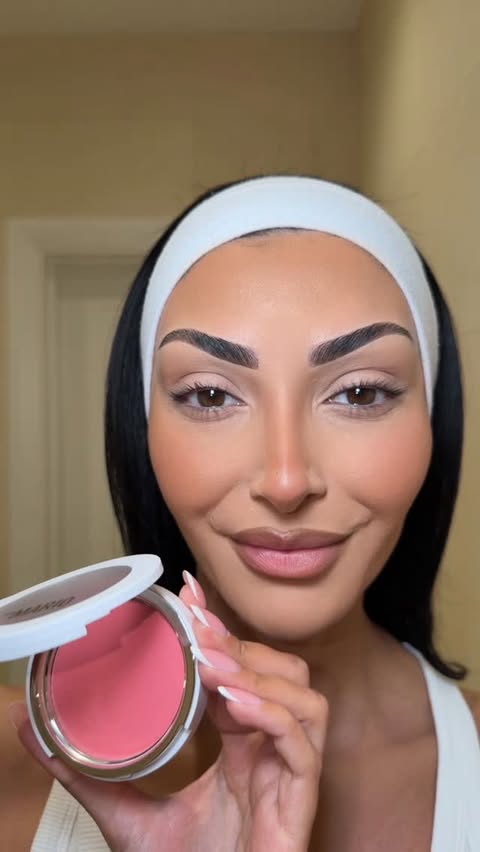 Instagram post by @ninavee for MAKEUP BY MARIO. Caption reads: [...] using my favourite @makeupbymario products....