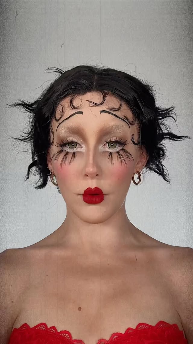 Instagram post by @trinsmakeups for Boldface Makeup. Caption reads: [...] b802 (cut up for bottom lashes)....