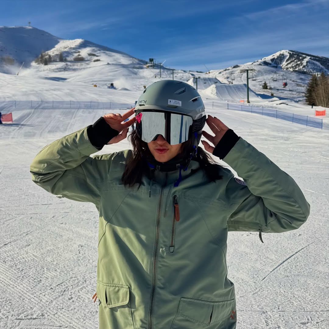 Instagram post by @valeklinar for Roxy. Caption reads: [...] slopes 🏂 (no seriously watch out 🧍‍♀️)....