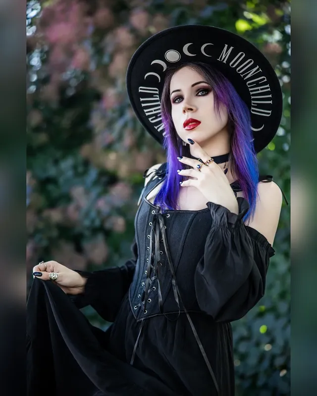 Instagram post by @elizabethvampirelady for Scarlet Darkness. Caption reads: [...] Outfit (gifted) - @scarletdarkness_official....