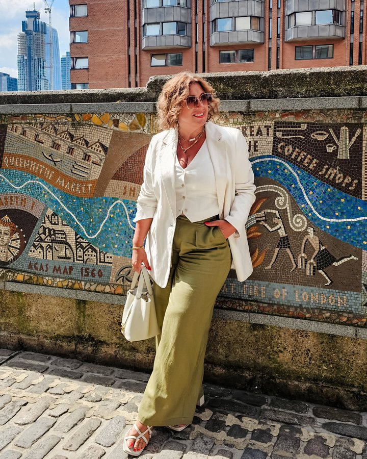 Instagram post by @dressedtothemax for Aromatherapy Associates. Caption reads: [...] hotel courtesy of @aromatherapyassociates....