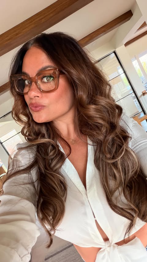 Instagram post by @cassandras_closet_ for Vicci Eyewear. Caption reads: [...] Honey Discount code CASSANDRA10....