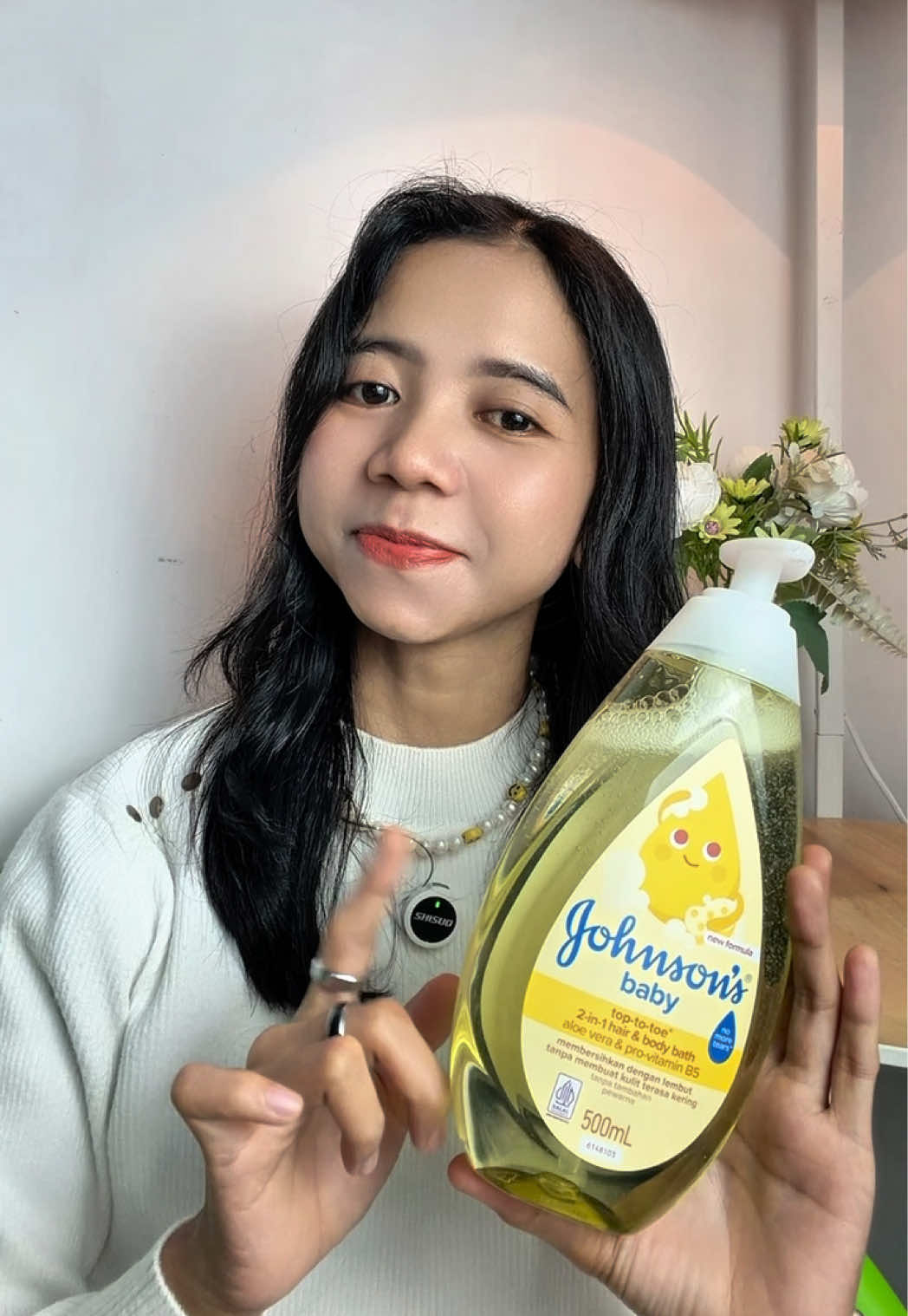 TikTok post by @tickacandy_ for Johnson’s Baby Indonesia. Caption reads: Johnson’s Baby Aloe Vera & Panthenol Hair & Body....