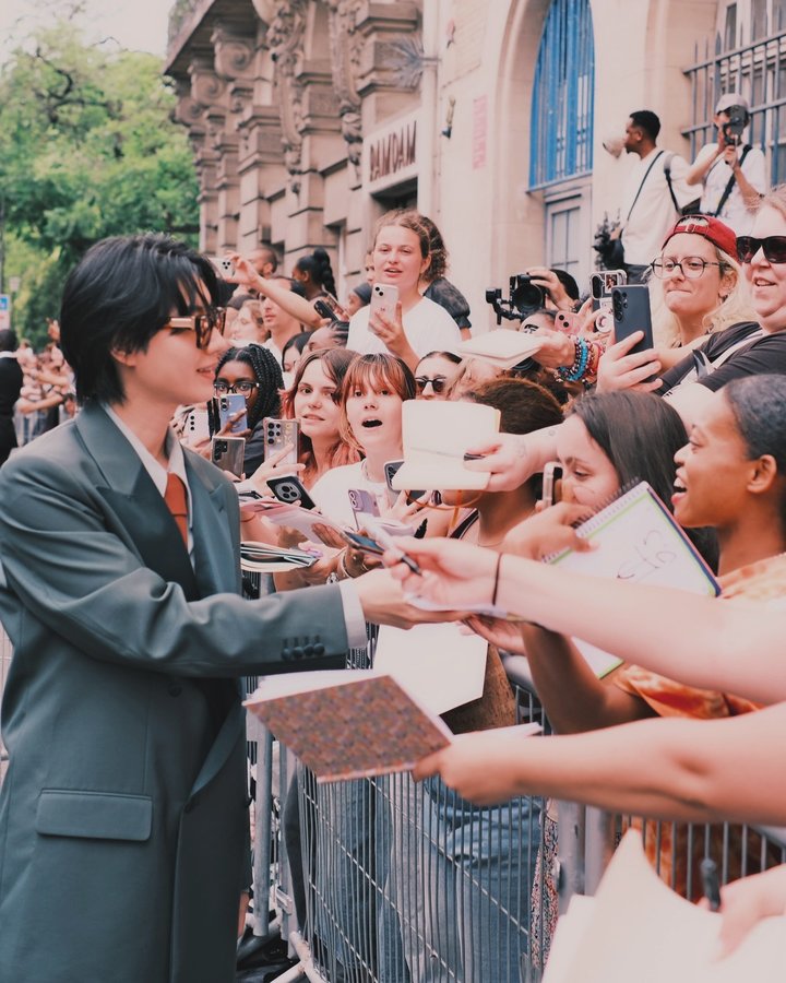 Instagram post by @dorisakurada for AMIRI. Caption reads: AMIRI

AMIRIのショー会場では、今回も海外の皆さんとたくさん交流することができました....