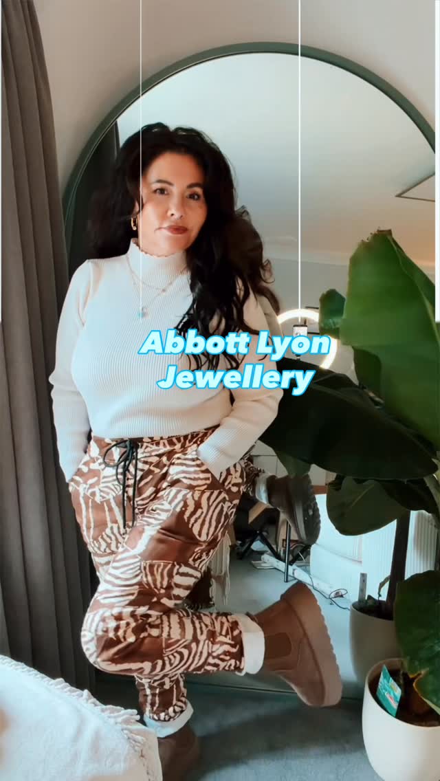 Instagram post by @social_mums_ for Abbott Lyon. Caption reads: AD|#ad ❄️ 𝓞𝓾𝓽𝓯𝓲𝓽 𝓸𝓯 𝓽𝓱𝓮 𝓭𝓪𝔂....