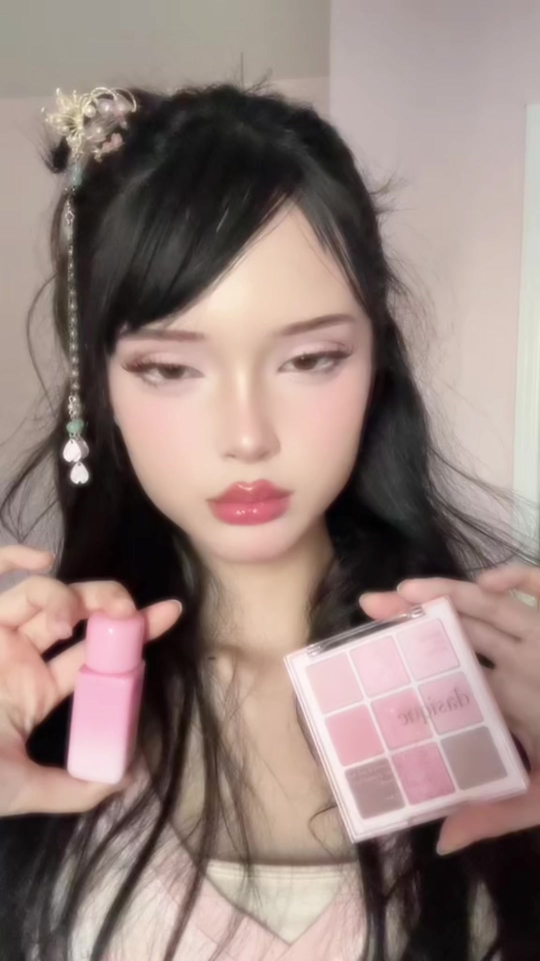 TikTok post by @glow12700 for Dasique. Caption reads: [...] swan and black swan make up look using....