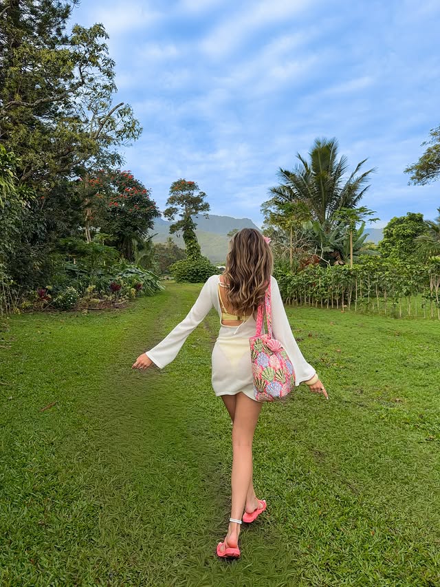 Instagram post by @ali.knutson for Vera Bradley. Caption reads: [...] ice then go to the beach? 🌺 these....