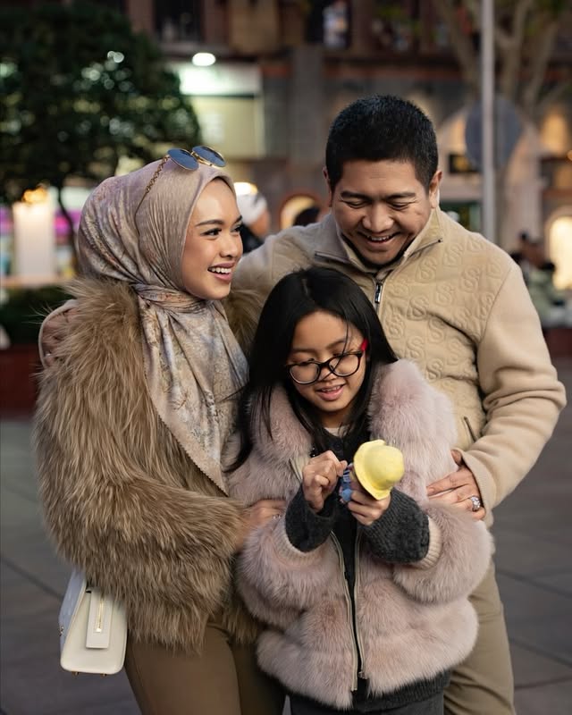 Instagram post by @lindaanggrea for BUTTONSCARVES. Caption reads: Malam ini kita jalan-jalan lagi, tapi kali ini....