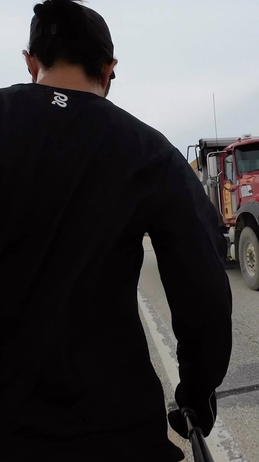 Instagram post by @kofuzi for Bandit Running. Caption reads: [...] windy, and cold. 
.
Apparel by....