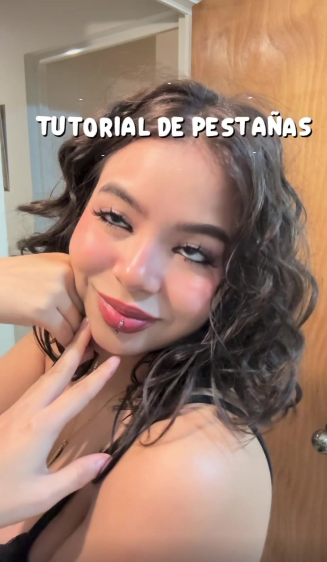 TikTok post by @micheli.lla for BQ Lash. Caption reads: Tutorial de pestañas mamita, dale clic en el....
