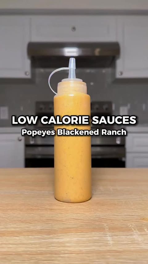 Instagram post by @themealprepstop for Oikos Cooperação e Desenvolvimento. Caption reads: Comment ‘sauce’ to get my go-to low-calorie sauces....