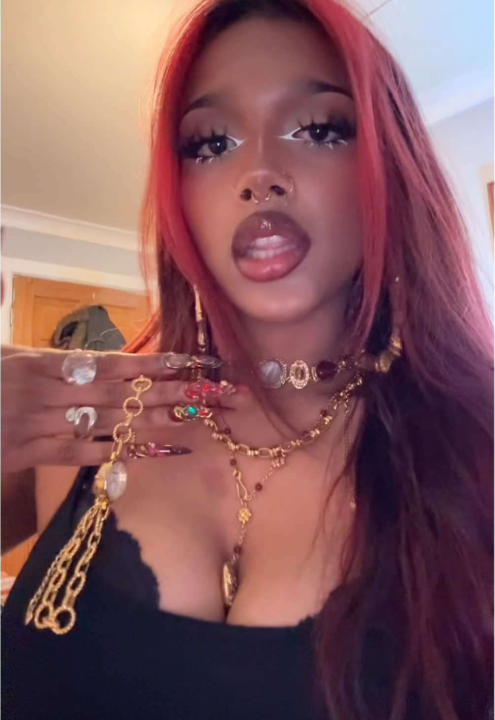 TikTok post by @hell0kittytiddi3s for En Route Jewelry. Caption reads: [...] way to my heart is gold jewellery @en route....