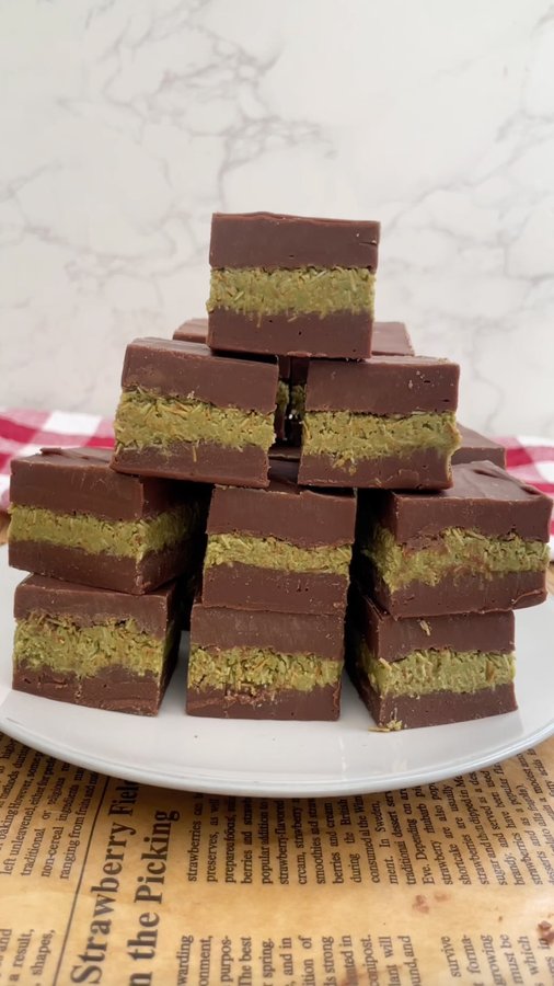 Instagram post by @sophsgoodies for Black Milk. Caption reads: Dubai Chocolate Fudge Tutorial 🤩🍫🍪

Would you....