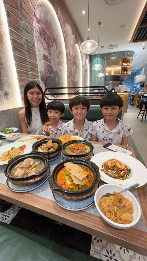 Instagram post by @singaporeforeveryone for 3 Dogs Media. Caption reads: POV: You found an unlimited Penang food buffet at....