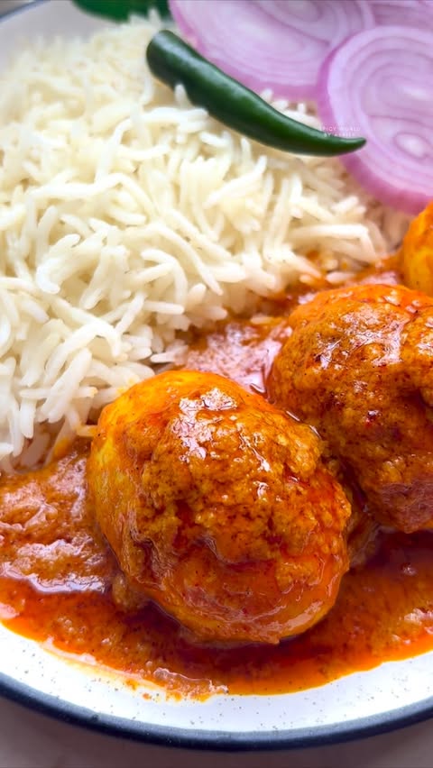 Instagram post by an influencer for AGARO Lifestyle. Caption reads: [...] #eggkorma #agarolifestyle....