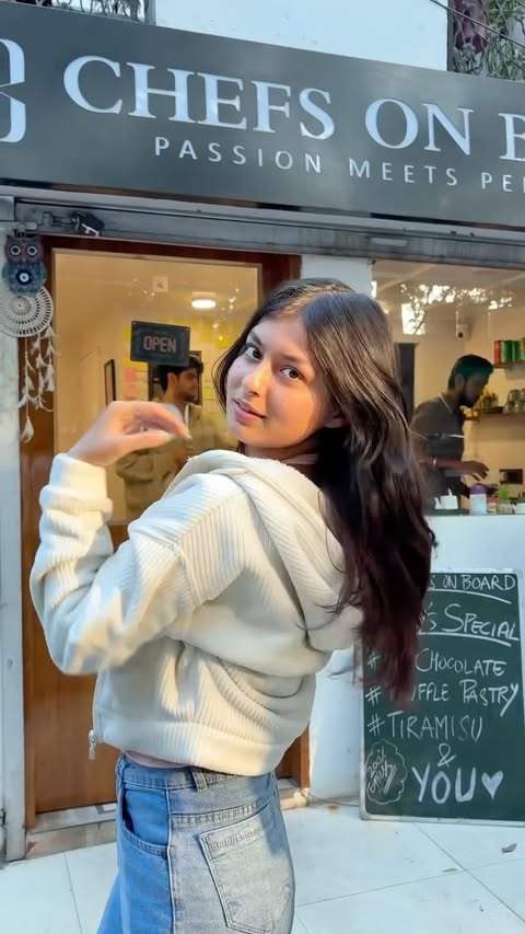 Instagram post by @riyaaaa_b_ for BBlunt. Caption reads: Who says salon feels can’t happen at home? 🤩....