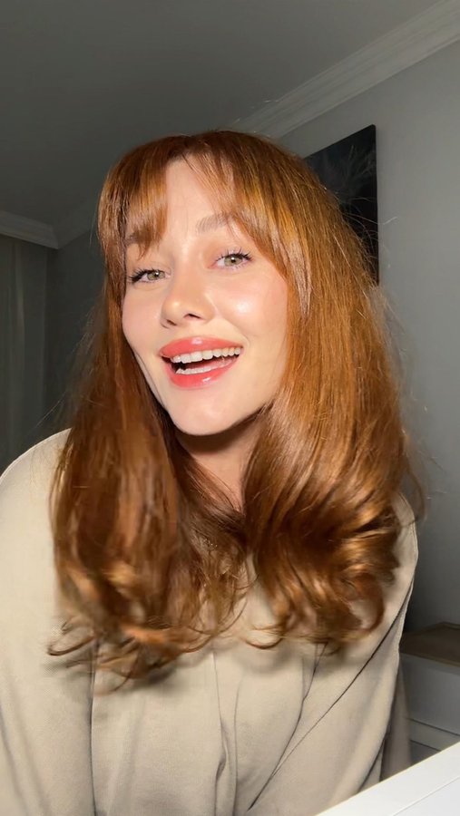 Instagram post by @elifkatze for Benefit Cosmetics. Caption reads: Tek marka @benefitturkiye ile makyaj 💞

Fondöten....