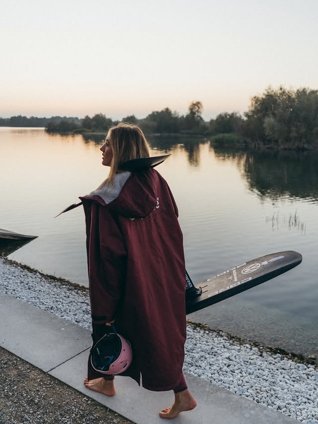Instagram post by @alinakornelli for dryrobe. Caption reads: [...] stay warm after pumpfoiling in jeans…....