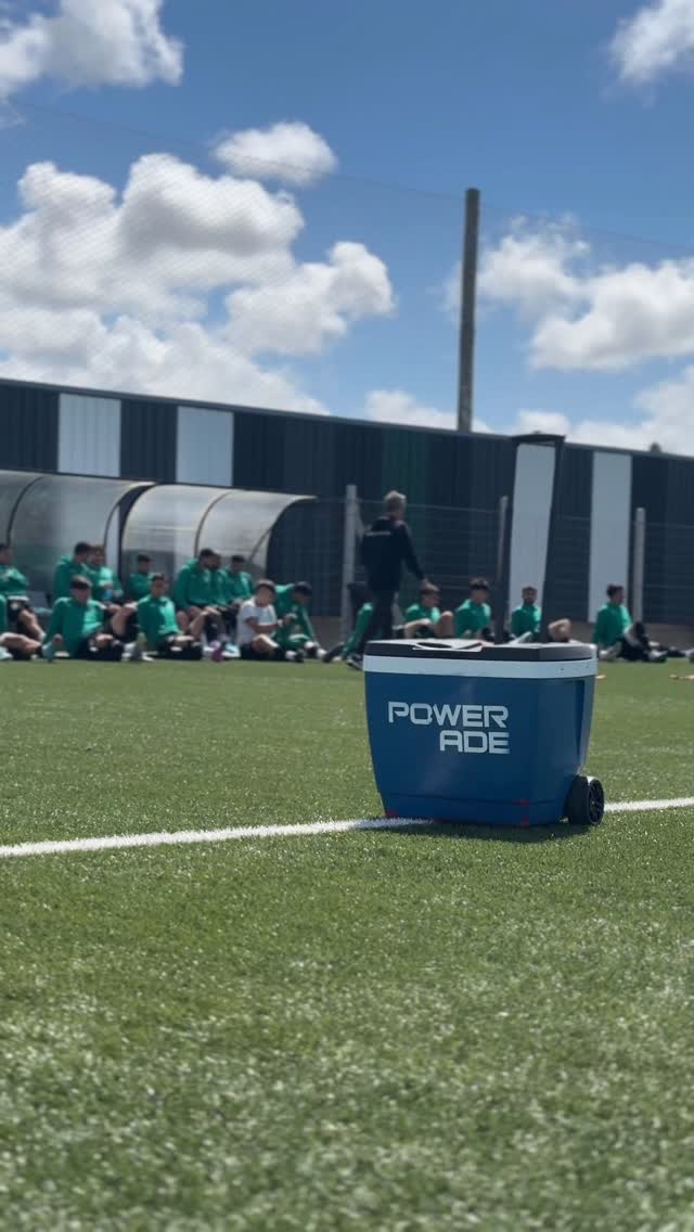 Instagram post by @deportivo.lsm for POWERADE. Caption reads: @poweradeuy 💪🏼⚡️.