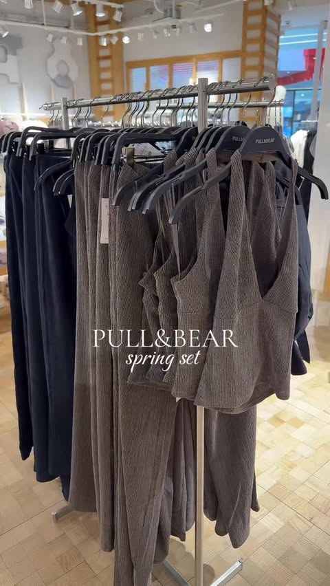Instagram post by @thefashionblxg for Pull&Bear. Caption reads: Pull&Bear Set🤎 Link in Story & nach 24h im [...].