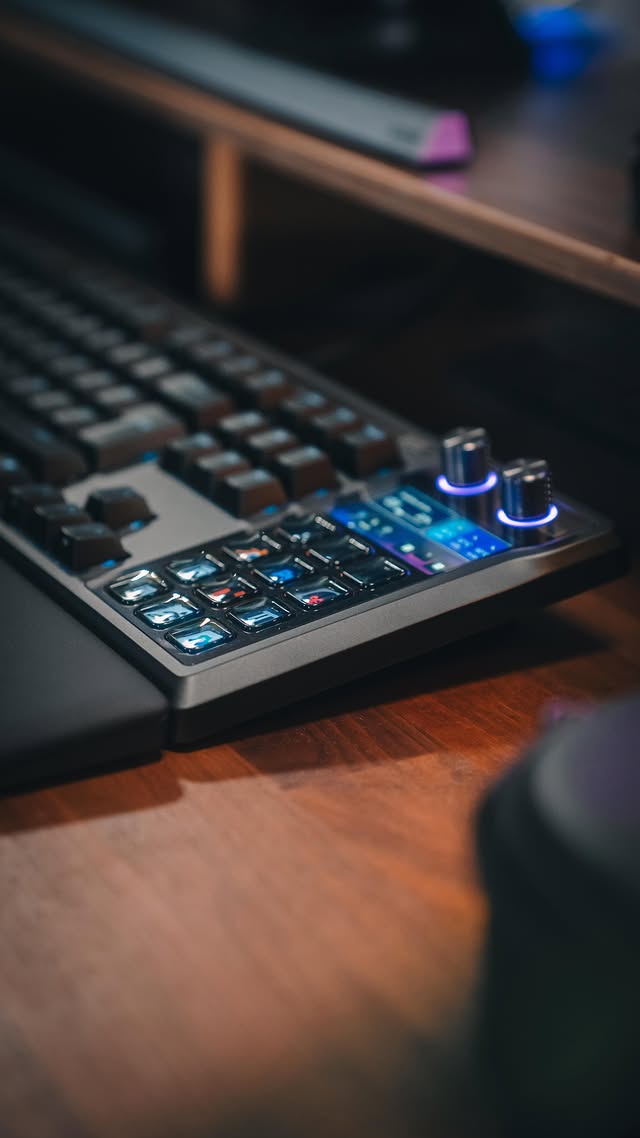 Instagram post by @javiskau for Elgato. Caption reads: [...] Galleon 100 SD | Corsair x Elgato.