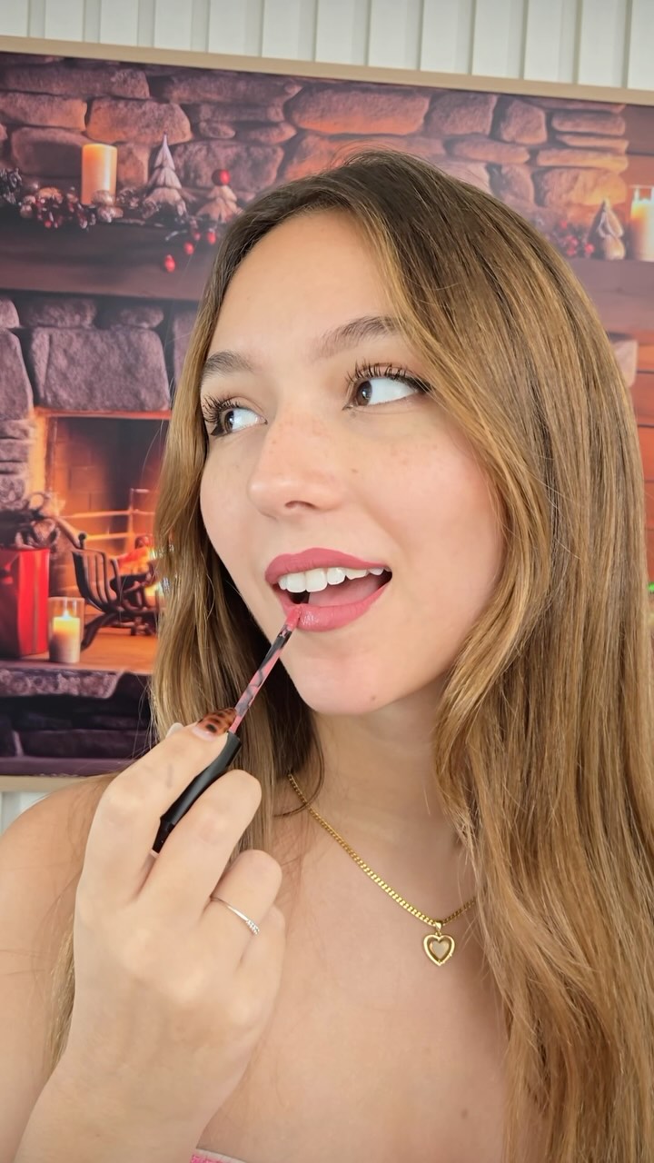Instagram post by @ale.barnechea for Cyzone. Caption reads: ¡Acompáñenme a hacer un makeup navideño....